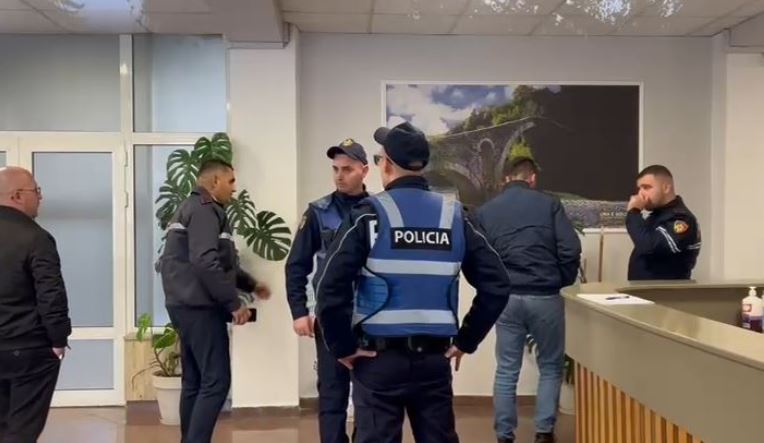 Përleshja në Këshillin Bashkiak të Pogradecit, Policia mbërrin në institucion