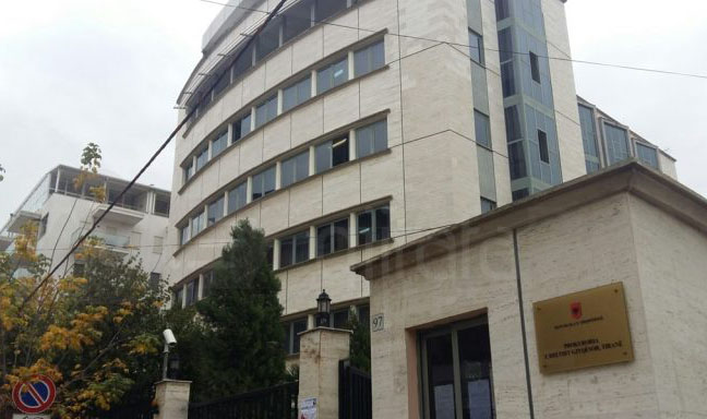 Vranë biznesmenin Eduard Reçi, dërgohen në gjyq dy vëllezërit. Konflikti nisi për…