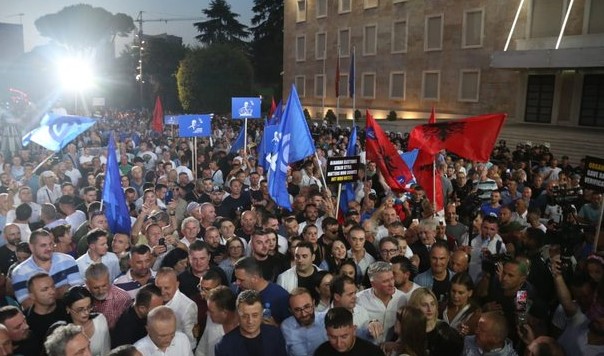 Aferat e Ballukut, opozita zbret sot në protestë! Çdo javë para kryeministrisë në “platformën parlamentare”