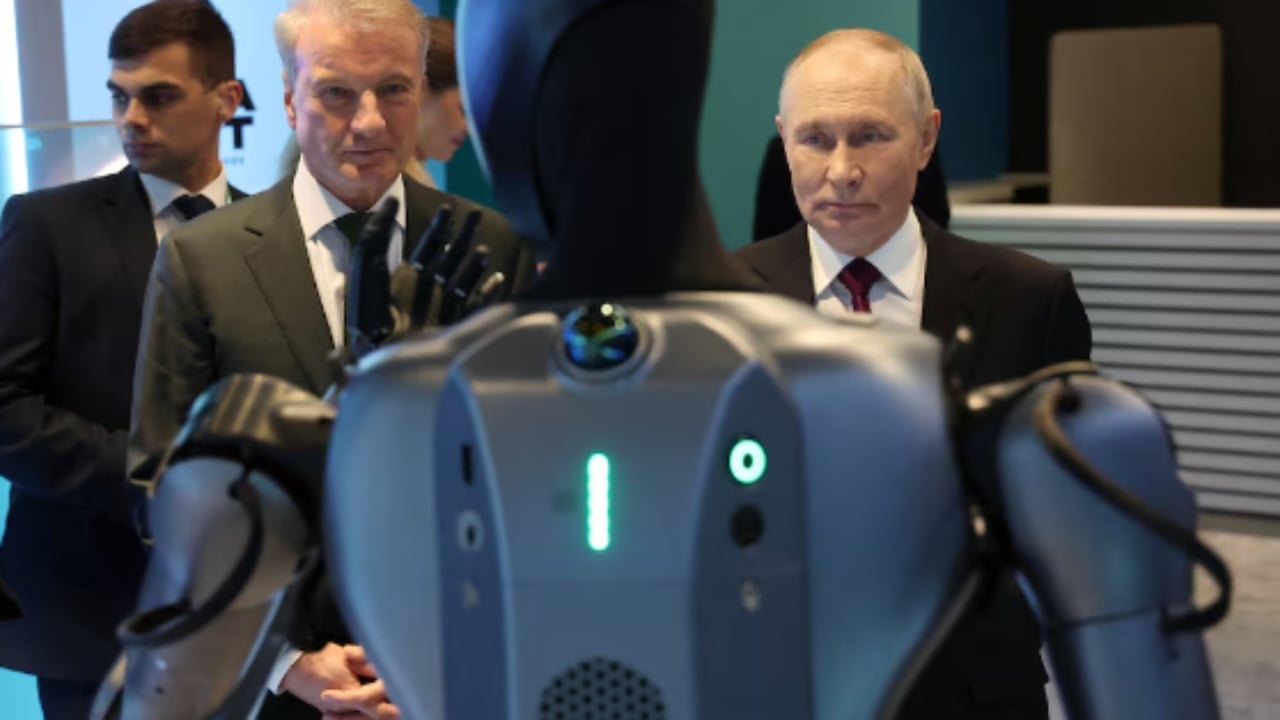 Roboti kërcen përpara Putinit: Emri im është Green dhe jam roboti i parë humanoid (VIDEO)