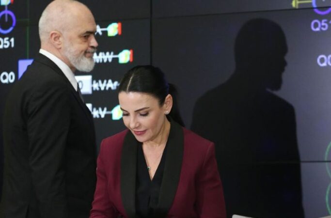 Balluku 7 orë “ngujim” në kryeministri, reagon Bardhi: Rama është duke përgatitur grusht shteti!