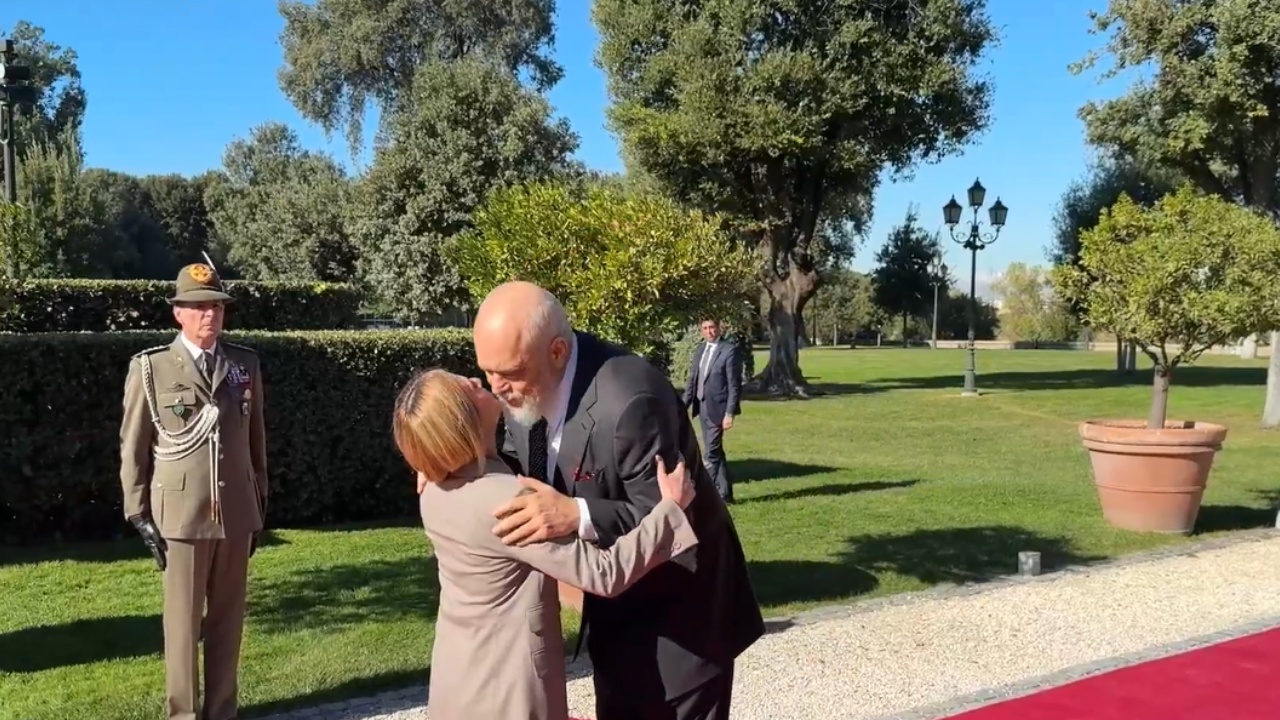 Rama mbërrin në Romë për mbledhjen e dy qeverive, pritet nga Meloni