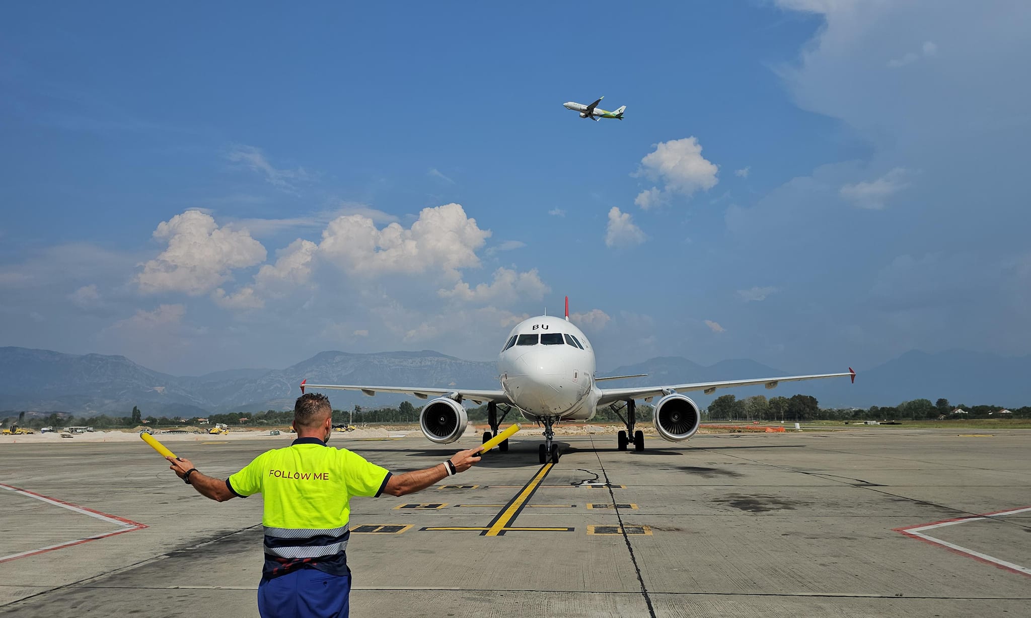 Mashtroi një biznes shqiptar përmes e-maileve fiktive dhe përfitoi 33 500 euro, 37-vjeçarja rumune ekstradohet nga Gjermania