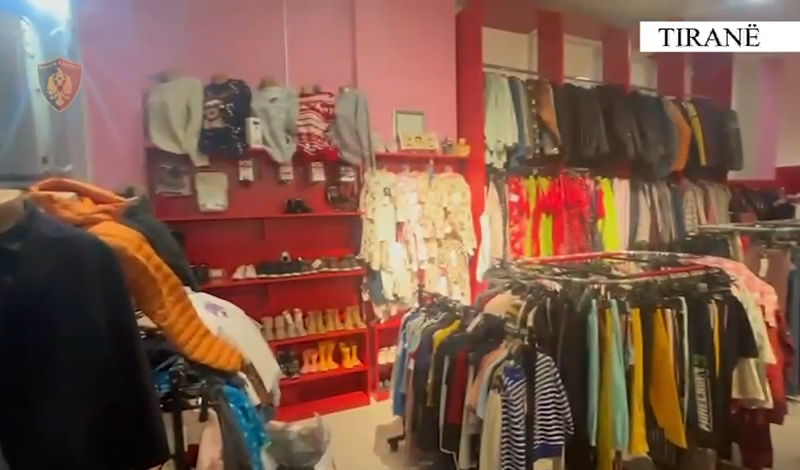 Shiste veshje të vjedhura dhe kontrabanduara nga Greqia, arrestohet administratorja e një dyqani rrobash