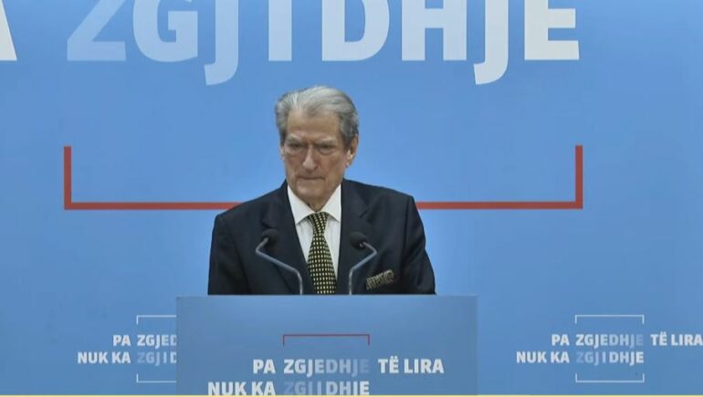 Pak orë nga tubimi para Kryeministrisë, Berisha thirrje qytetarëve për pjesëmarrje