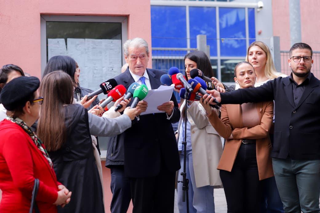 Berisha publikon dokumente të reja për gjyqtaren Irena Gjoka: Ka hyrë ne territorin grek me vizë të falsifikuar, autoritetet i kane vendosur ekspuls