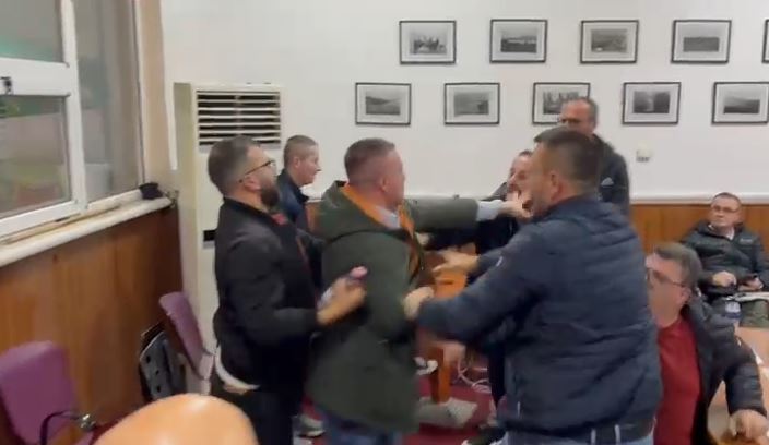 Plas në Këshillin Bashkiak të Pogradecit! Sherr i dhunshëm, këshilltari përleshet me qytetarin në sallë