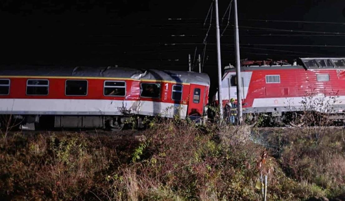 Aksident i rëndë hekurudhor në Sllovaki, dy trena përplasen ‘kokë më kokë’, raportohet për shumë të lënduar!