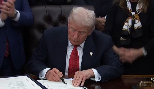 Trump nënshkruan projektligjin, merr fund pas 43 ditësh mbyllja më e gjatë e qeverisë amerikane