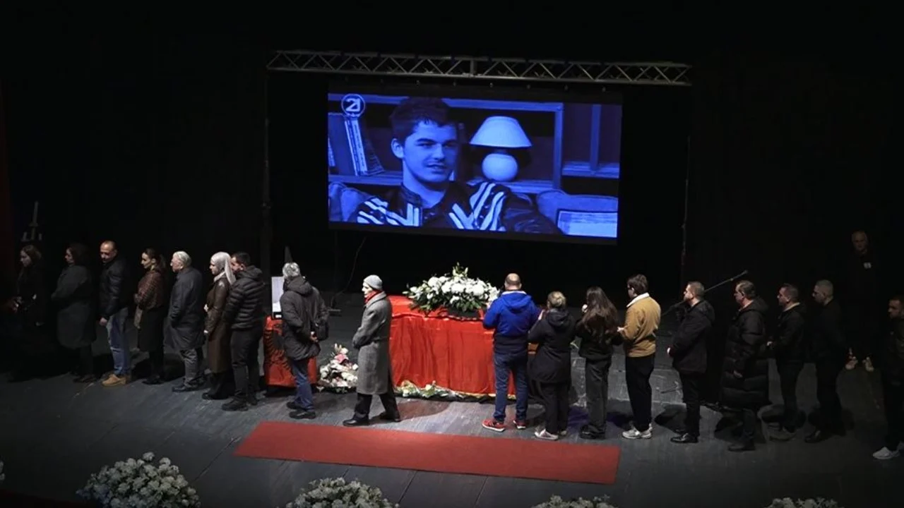 “Zoti e shpërbleftë me parajsë”, Shpat Kasapi përcillet për në banesën e fundit me duartrokitje