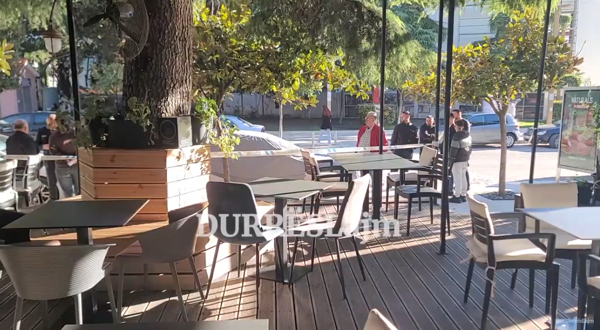 Aksion në qendër të Durrësit, IMT heq tavolinat e lokaleve të vendosura pa leje (VIDEO)