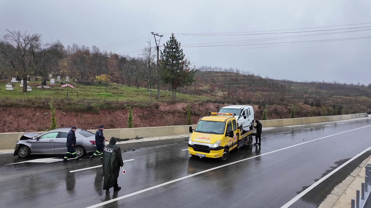 Dy automjete përplasen “kokë më kokë”, pesë persona përfundojnë në spital