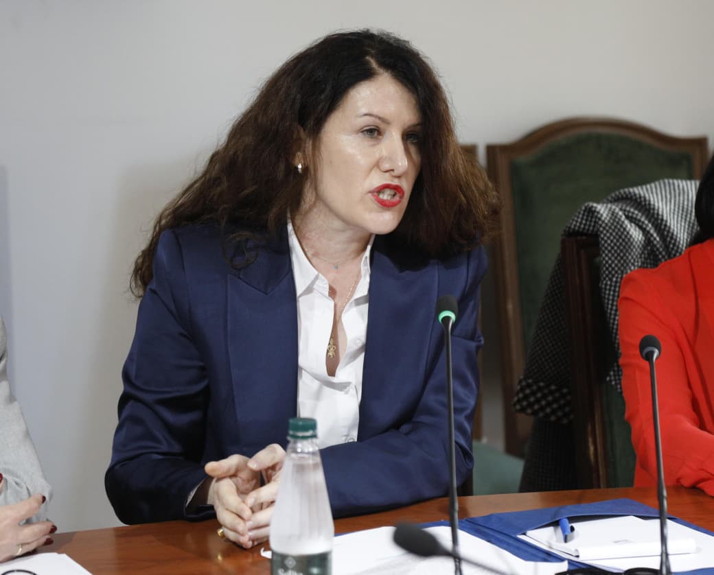 Drejtuesja e SHISH kërkon raportim me dyer të mbyllura, opozita kundër