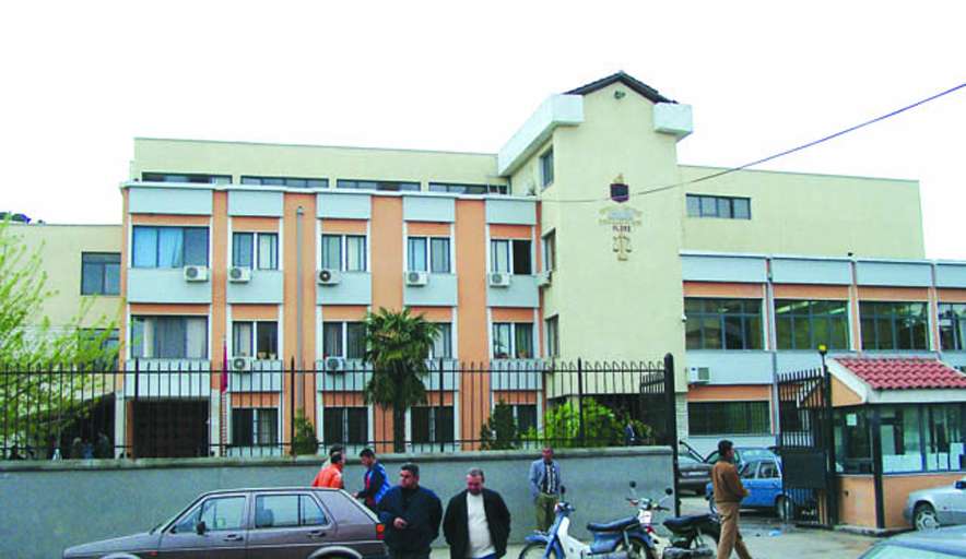 Përvetësoi 20 milionë lekë nëpërmjet mashtrimit, Prokuroria lëshon masë arresti për avokatin!