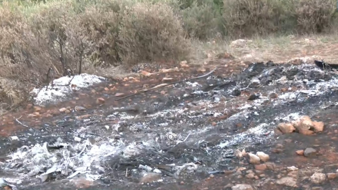 Misteri i trupit të djegur në një makinë në Athinë, policia: Mjeti qëndroi aty për më shumë se 48 orë