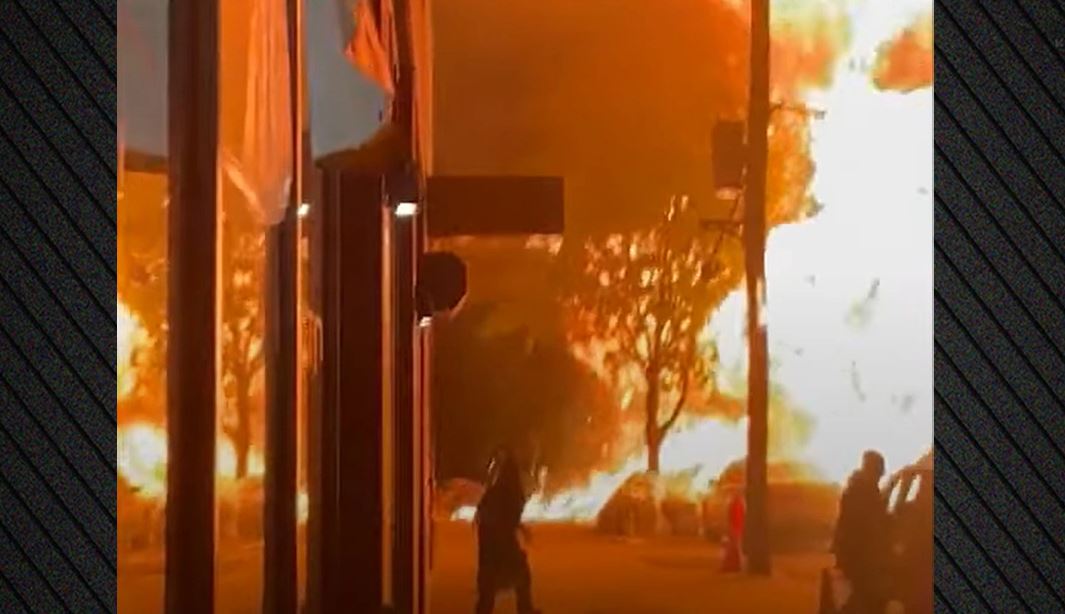 Makina shpërthen në mes të Nju Jorkut, plagosen 7 zjarrfikës (VIDEO)