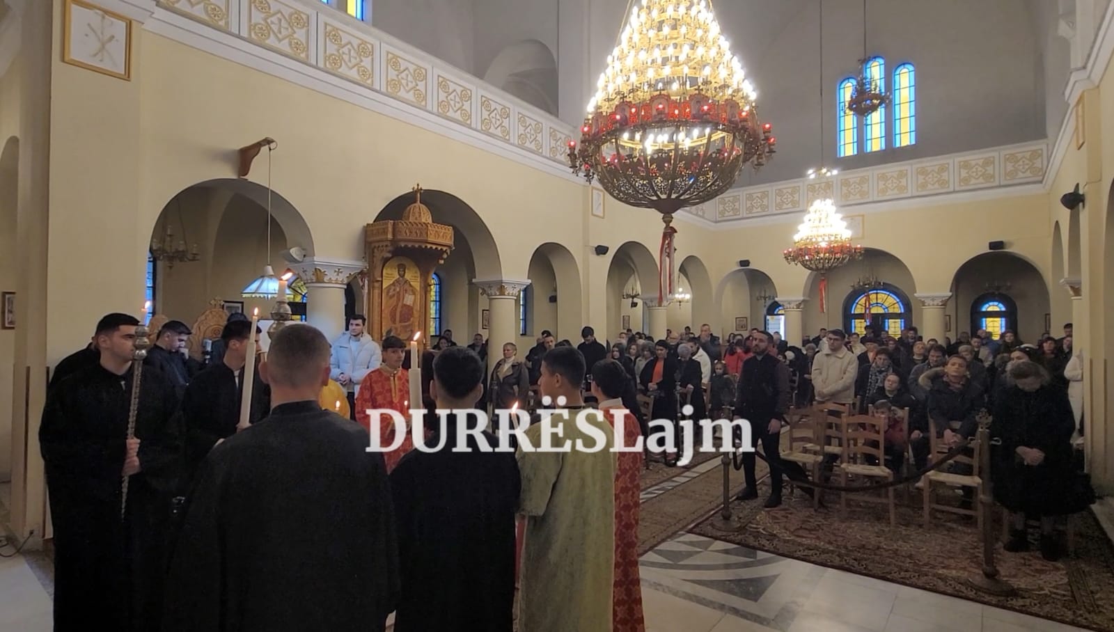 Mbahet mesha e shenjtë e Krishtlindjes në Katedralen Ortodokse në Durrës (VIDEO)