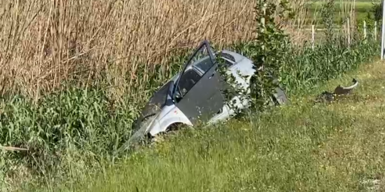 Shijak/ 29-vjeçari përfundon me makinë në kanal dhe largohet, Policia gjen sende të dyshimta në automjetin e braktisur