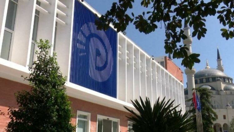 Tym, flakadanë dhe tensione, pas mbylljes së seancës deputetët e PD mblidhen në seli