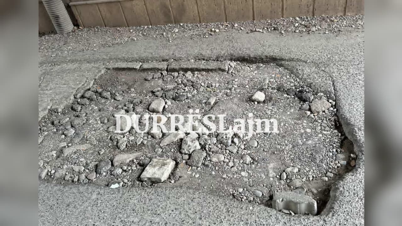 Durrës/ Gropa që po “u nxin jetën” qytetarëve (VIDEO)