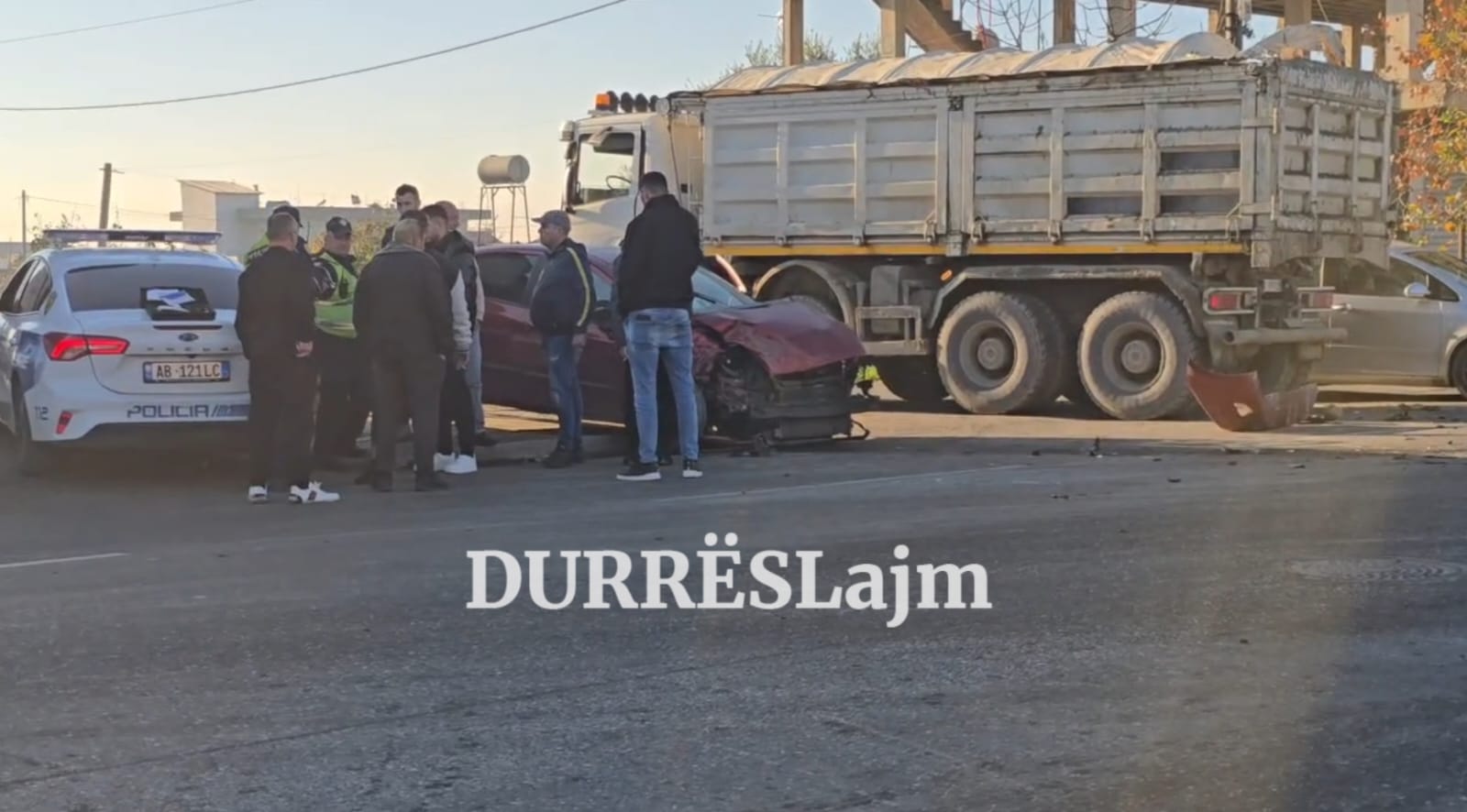 Aksident në Durrës, automjeti dëmtohet rëndë pas përplasjes (VIDEO)