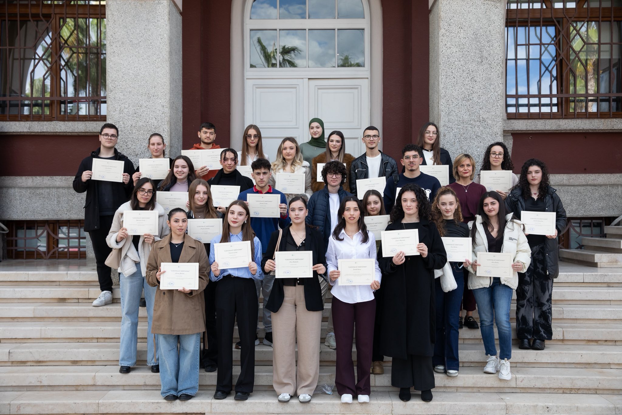 Durrës/ Vlerësohen 48 nxënës ekselentë të gjimnazeve, 8 prej tyre me medalje ari