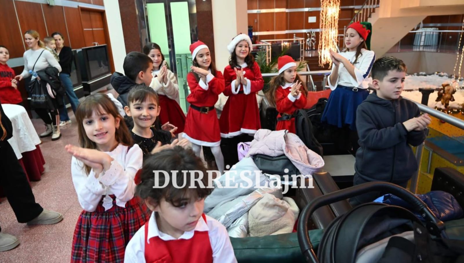 Durrës/ 90 fëmijë me aftësi ndryshe përfitojnë pako me lodra dhe ndihma ushqimore (VIDEO)