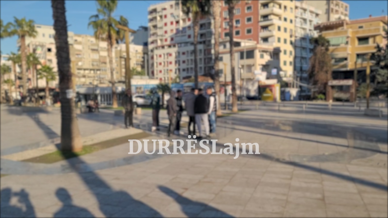 Në protestë për 15-vjeçarin që u vra në Durrës, shokët: Duam drejtësi për Erjonin! (VIDEO)