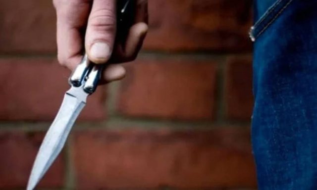 EMRI/ Plagoset me thikë në kokë 26-vjeçari, niset me urgjencë drejt spitalit