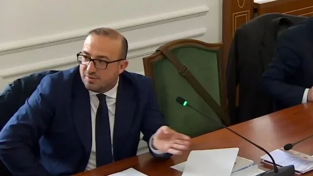 &#8220;A është konflikt interesi?&#8221; Korreshi batuta në Komisionin e Ligjeve: Gruaja nuk do shkojë në krevat me mua, por me deputetin që jam unë