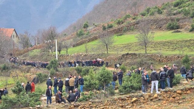 U vra me thikë nga 14-vjeçari në Durrës, përcillet për në banesën e fundit adoleshenti