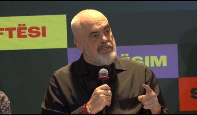 “Start Up-et përbëhen më shumë nga vajza”, Rama batuta në takim me të rinjtë: Provon teorinë se Shqipërinë do ta shpëtojnë gratë