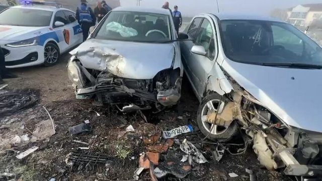 Përplasen dy makina, plagoset çifti i bashkëshortëve