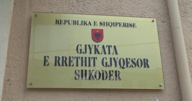 Organizuan sherrin e dhunshëm pranë shkollës dhe plagosën tre të rinj/ Gjykata e Shkodrës lë të lirë dy adolehentët, vendos &#8216;detyrim paraqitje&#8217;