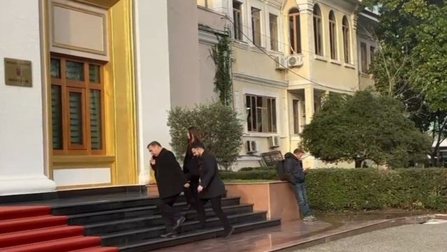 Endri Shabani mbërrin në Kuvend, pritet të kryej betimin e tij si Avokat i Popullit