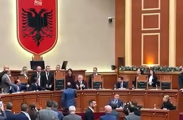 Deputetët e PD zënë karriget e ministrave, rrethohen nga Garda!