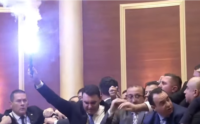 Belind Këlliçi ndez flakadanë në Kuvend