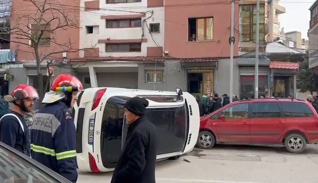 Shoferi humb kontrollin dhe përplaset me një automjet të parkuar, përfundon i përmbysur në rrugë