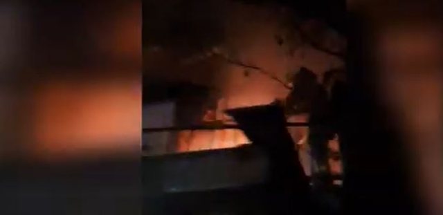 Përfshihet nga flakët banesa në Vlorë, zjarrfikëset në vendngjarje