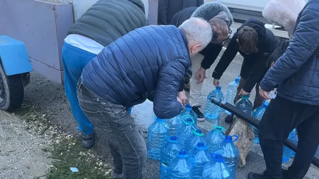 Dita e katërt pa ujë në Vlorë/ Qytetarët dynden tek burimi i Ujit të Ftohtë