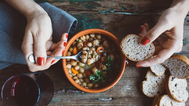 Pse në dimër duhet të hani darkë para orës 19:00