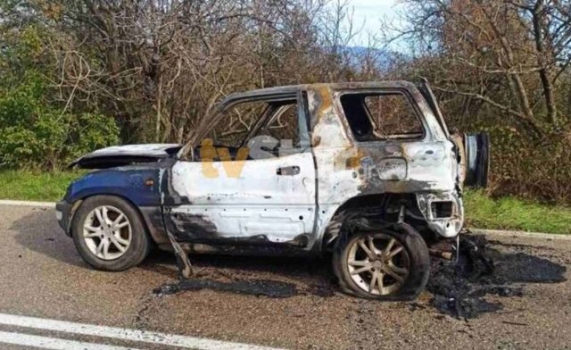 Një person digjet brenda makinës, në të njëjtën kohë edhe banesa e tij ishte në flakë (FOTO)