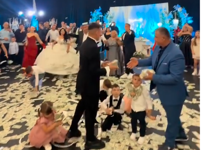 Uzuni e “djeg” në dasmën e motrës, tufat me para “fluturojnë” në sallë (VIDEO)