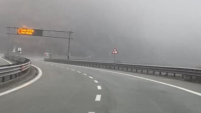 “Rruga e Kombit” e mbuluar nga mjegulla! Autoritetet apel drejtuesve të mjeteve