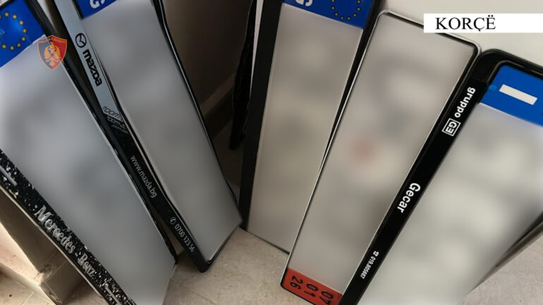 Vodhi targat e 5 automjeteve, arrestohet 23-vjeçar