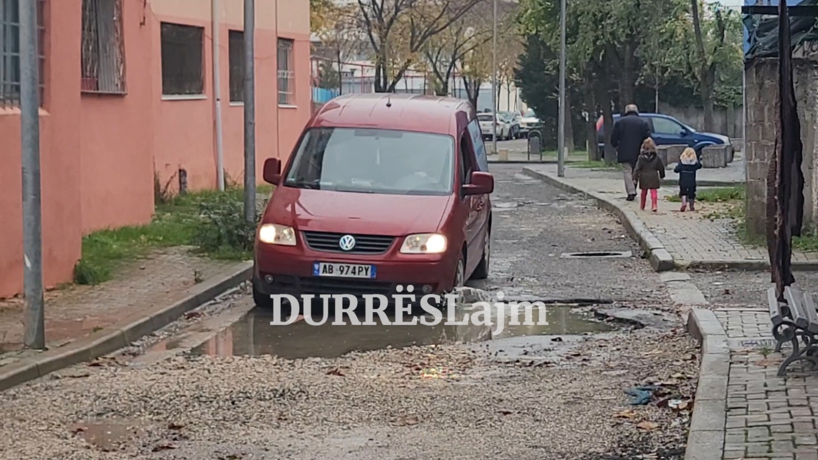 Rruga &#8220;Vaso Pasha&#8221; në Durrës, gropa të stërmëdha në asfalt. Banorët: Bashkia rri t’u flejt gjumë! (VIDEO)