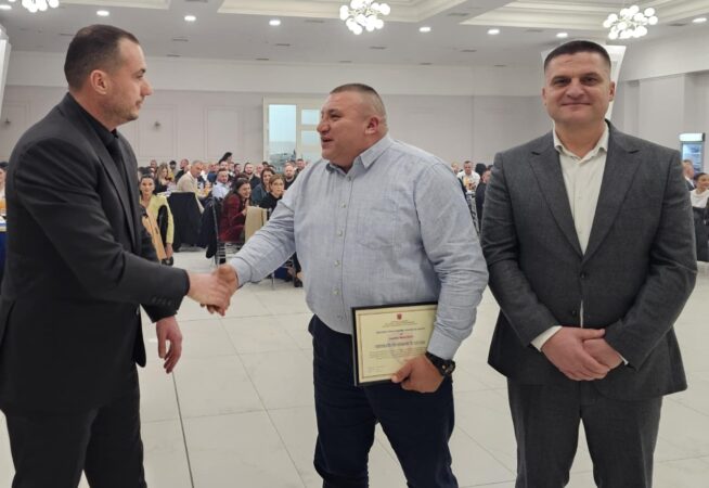 I shpëtoi jetën qytetarit nga djegia si pasojë e shpërthimit të një bombe molotov, efektivi nderohet me çmim