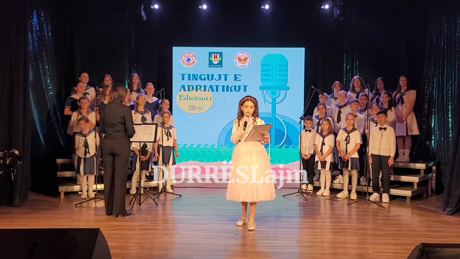 Durrës/ Festivali “Tingujt e Adriatikut” kurorëzon talentet më të mira në këngë (VIDEO)