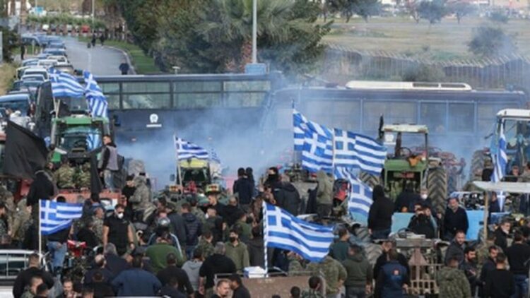 Fermerët grekë në protestë, bllokohet aksi Kakavijë-Janinë
