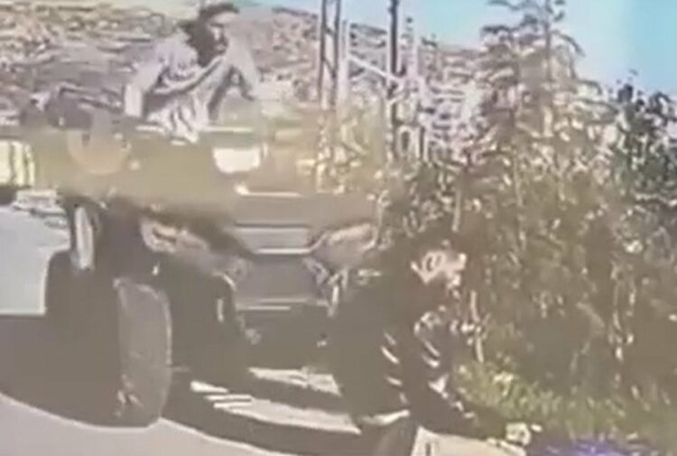 Ushtari izraelit përplas palestinezin teksa po falej